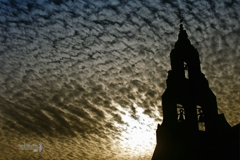 Cirros sobre la Iglesia de Santibanez de la Isla. Leon.V.COLOR .jpg